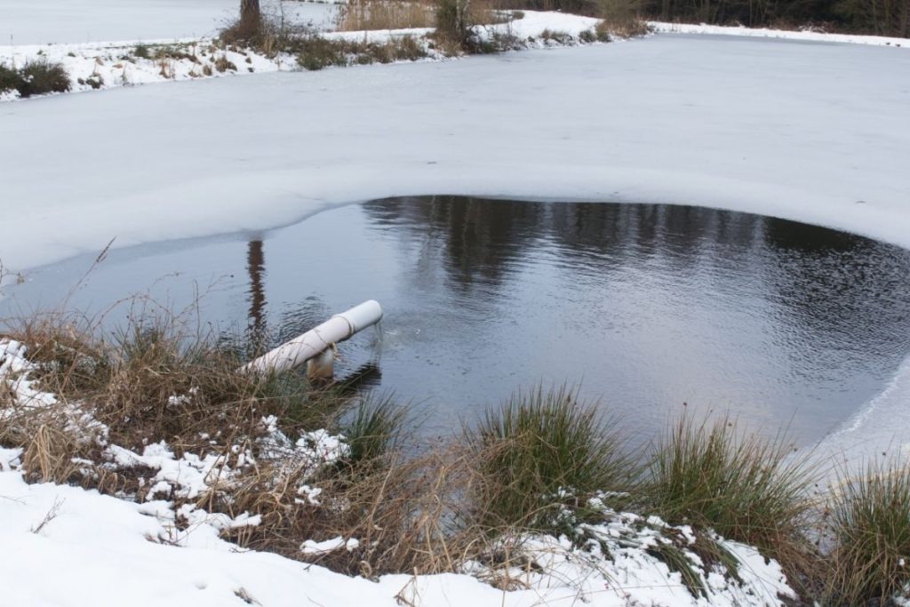 How To Heat A Pond In Winter (With And Without Electricity) Water
